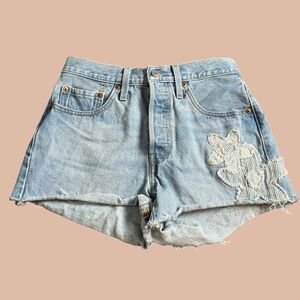 Levi's 501 Denim Shorts Womens Size 26 Light Wash Blue Floral Applique